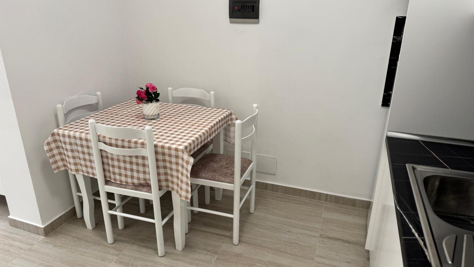 Amel's Comfortable Family Near Apartment